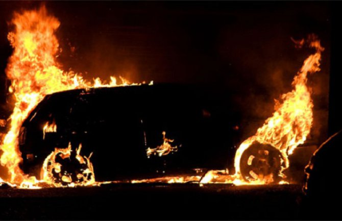 Berane: Komandiru saobraćajne policije zapaljen automobil