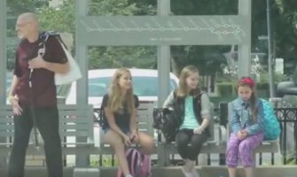 Tinejdžerke su maltretirale djevojčicu pred nepoznatima, a njihova reakcija sve nas je iznenadila (VIDEO)