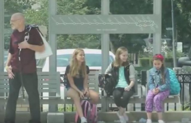 Tinejdžerke su maltretirale djevojčicu pred nepoznatima, a njihova reakcija sve nas je iznenadila (VIDEO)