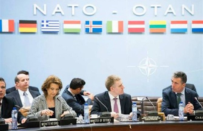  Lukšić i Pejanović Đurišić na sastanku Sjevernoatlantskog savjeta NATO