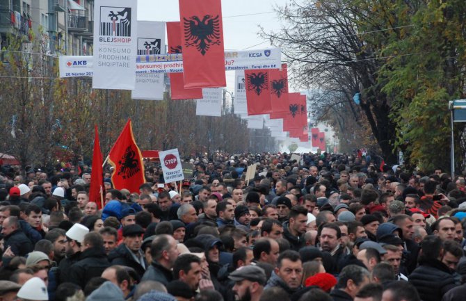 Više desetina hiljada ljudi na protestu u Prištini 