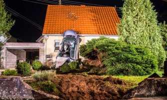 Spektakularna saobraćajka: Autom se katapultirao na krov kuće (FOTO)