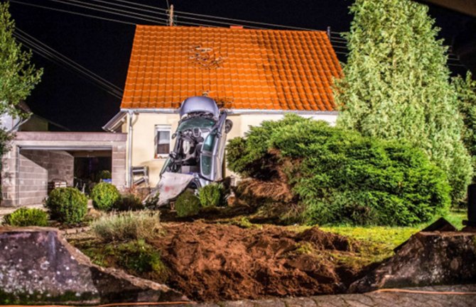 Spektakularna saobraćajka: Autom se katapultirao na krov kuće (FOTO)
