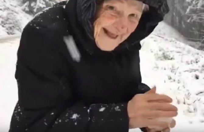 Kako se jedna baka koja ima 101 godinu obradovala snijegu (VIDEO)