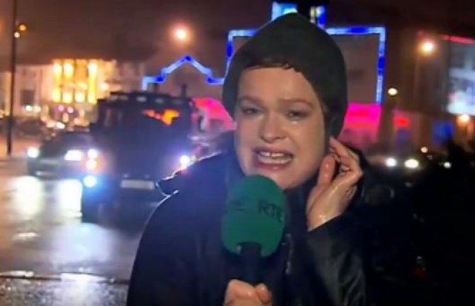 Britanska reporterka u borbi protiv oluje osvaja internet (VIDEO)