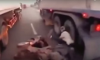 Vozač skutera izbjegao smrt između dva kamiona(VIDEO)