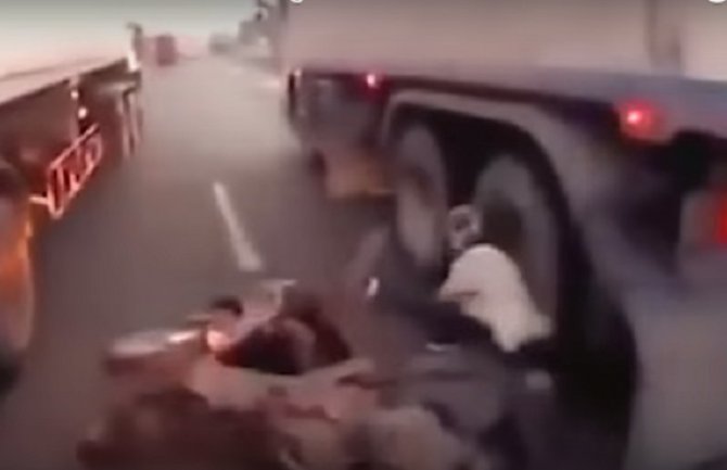 Vozač skutera izbjegao smrt između dva kamiona(VIDEO)
