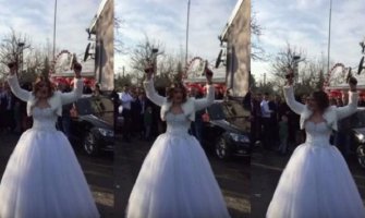 Hit na internetu: Srpska mlada dohvatila dva pištolja pa zapucala u vjenčanici (VIDEO)