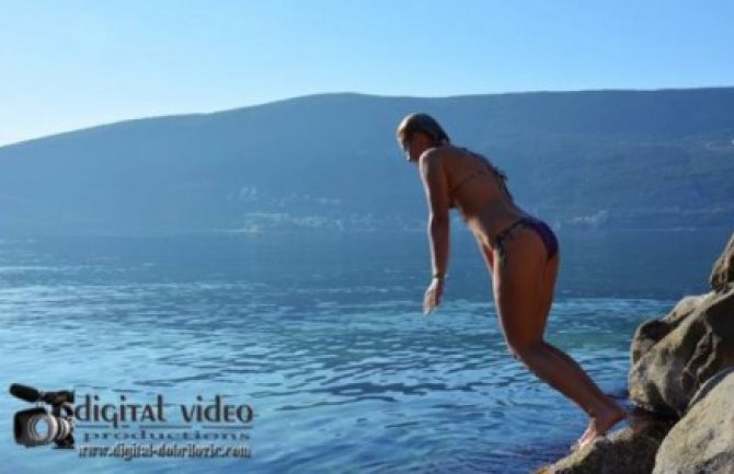 Lijepa Beograđanka uživa u decembarskom kupanju u Herceg Novom(VIDEO)