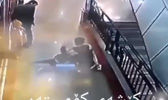 Spasio dječaka koji je pao sa višeg sprata (Video)