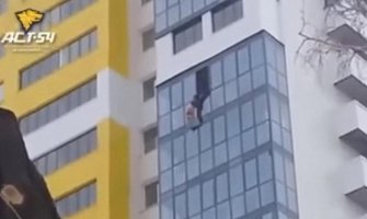 Rus pola sata visio na 15. spratu, spasila ga nogavica (VIDEO)