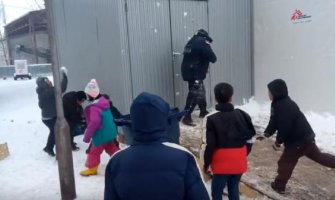 Igra u snijegu policajaca i djece u izbjegličkom kampu(VIDEO)
