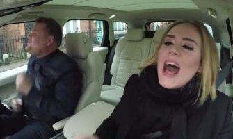 Evo kako Adel pjeva karaoke u autu (VIDEO)