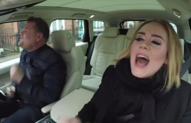 Evo kako Adel pjeva karaoke u autu (VIDEO)