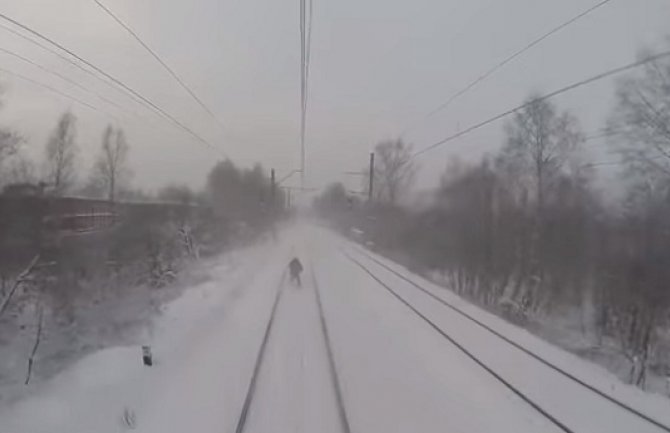 Skijanje na ruski način: Zakačio se za voz i skijao! (VIDEO)