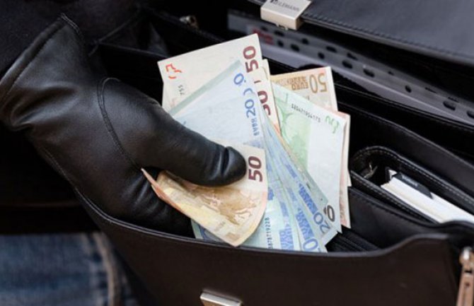 Podgorica: Maloljetnici iz kozmetičkog salona ukrali novčanik sa 700 eura 