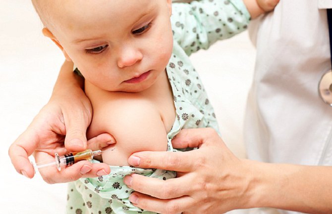 Odlaganje vakcinacije „dok dijete ne ojača“ pogrešna i opasna praksa