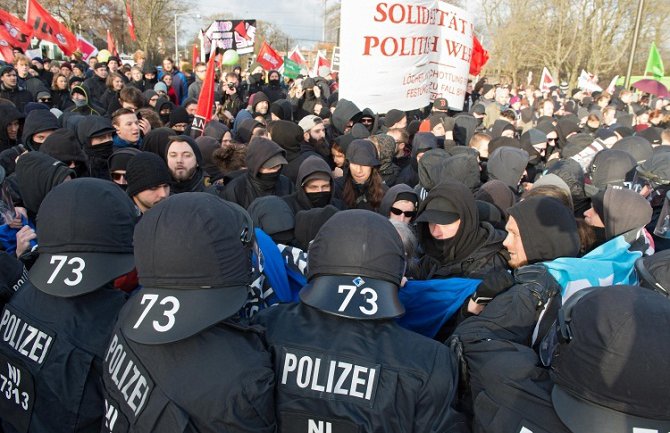 Neredi na skupu rasista u Francuskoj
