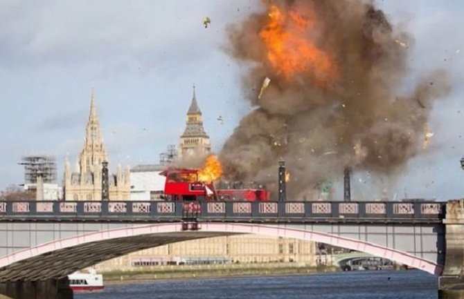 Eksplozija autobusa u centru Londona izazvala paniku (VIDEO)