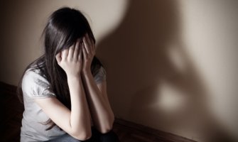 Mladići godinu dana silovali djevojčicu (15), sud ih pustio da se brane sa slobode