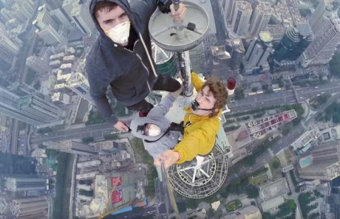 Popeli se na vrh najvišeg nebodera u Kini samo da bi napravili selfi (VIDEO)