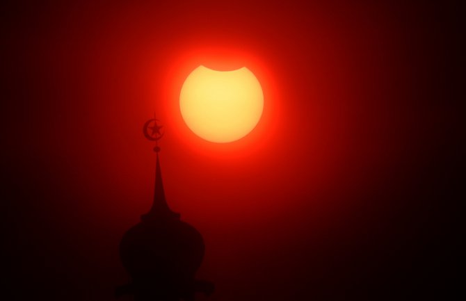 Indonezija: Hiljade ljudi pratilo pomračenje Sunca (FOTO)