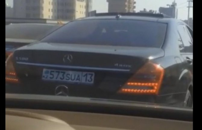 Vozač Mercedesa oduševio u saobraćaju (VIDEO)