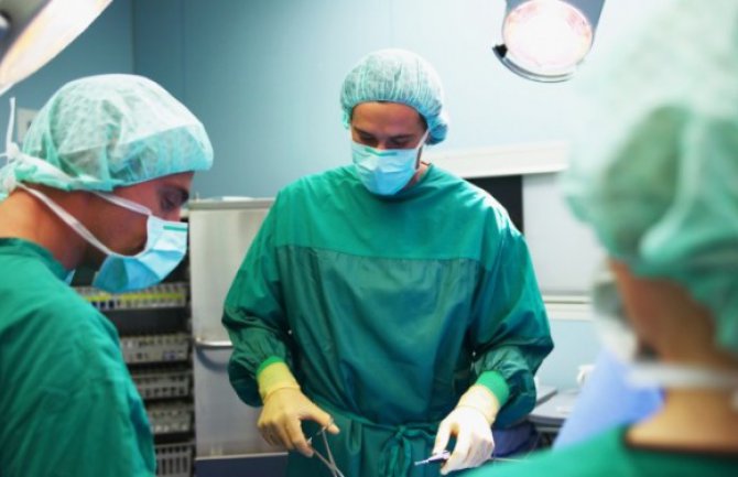 Urađena prva kompletna transplantacija penisa i mošnica