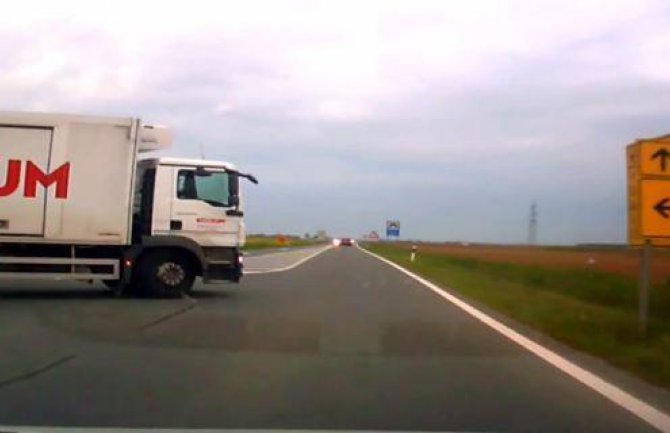 Kamiondžija pokazao kako ne treba voziti kamion (VIDEO)