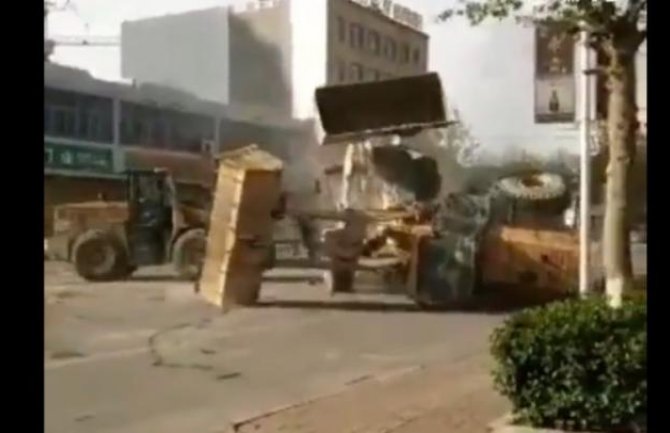 Tuča na gradilištu, BULDOŽERIMA!(VIDEO)