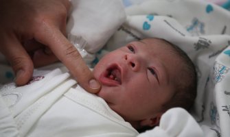 Nesvakidašnji slučaj: Dan nakon rođenja bebi izvađena dva zuba