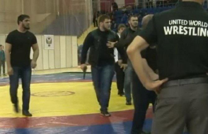 Rusija: Tuča na rvačkom prvenstvu, potezali i pištolj (Video)