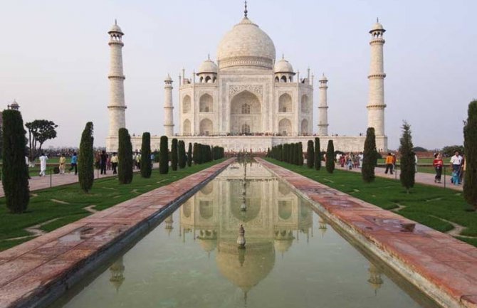 Izmet insekata uništava mermer na Tadž Mahalu