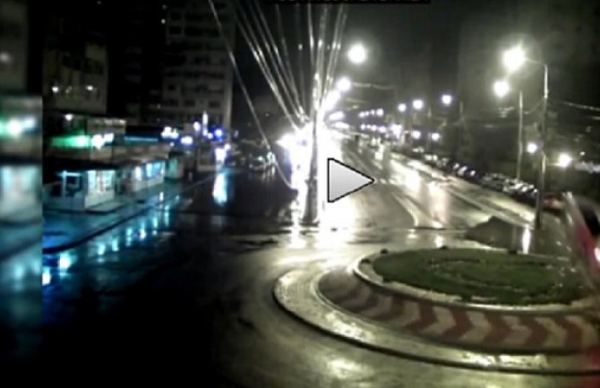 Filmska scena u Rumuniji: Mladić prebrzo uletio u kružni tok  (VIDEO)