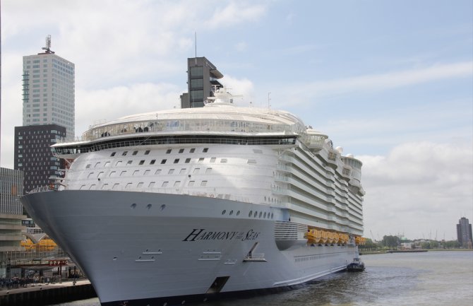 Najveći brod na svijetu uplovio u Holandiju (FOTO)