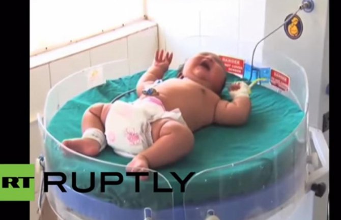 Indijka rodila bebu tešku 6,8 kilograma (VIDEO)