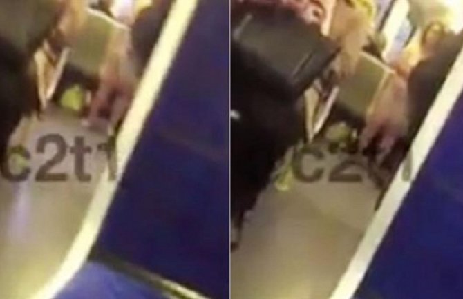 Putnici šokirani: Žena potpuno gola u vozu (Video)