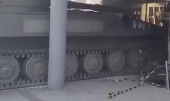 Stari sovjetski tenk udario u diskoteku (VIDEO)