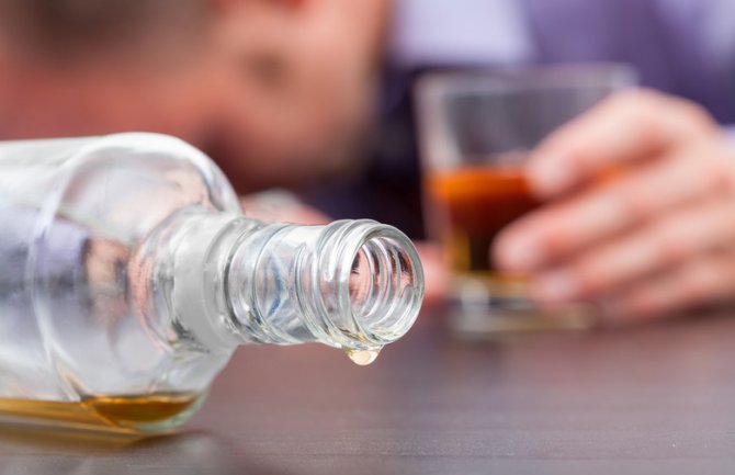 Podgorica: Maloljetnik zatečen u konzumiranju alkohola, vlasnik kažnjen, lokal zatvoren