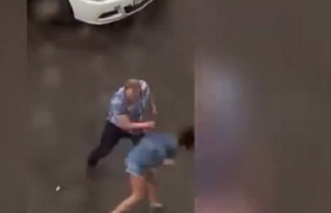 Uznemirujući video: Brutalno pretukao djevojku nasred ulice (Video)