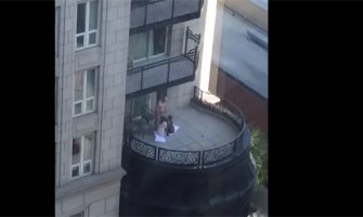 Oralni seks u troje na terasi hotela (VIDEO)