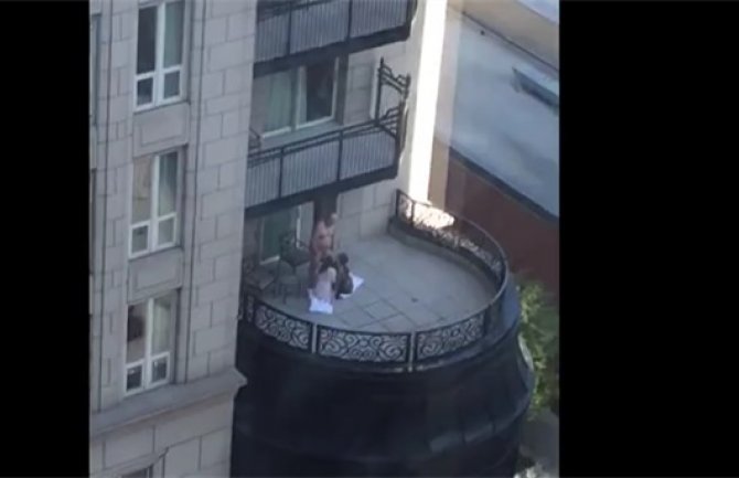 Oralni seks u troje na terasi hotela (VIDEO)