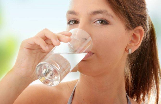 Evo zašto ne treba da pijete hladnu vodu poslije obroka