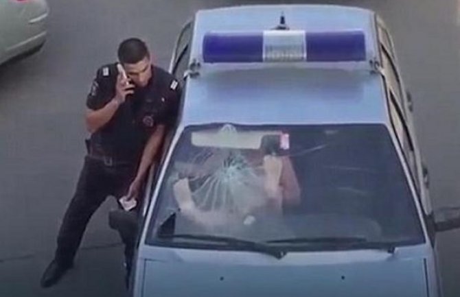 Djevojka u bikiniju golim stopalima razbila šoferšajbnu policijskih kola (Video) 