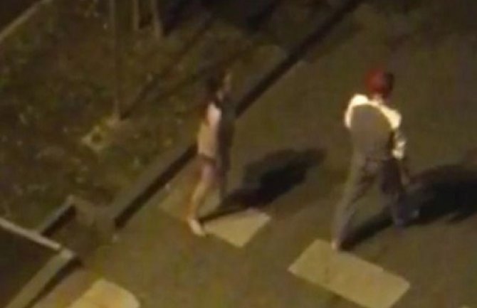 Mala drama: Djevojka jednim udarcem nokautirala dečka na ulici (VIDEO)