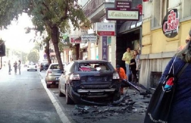 Bomba pod automobil, povrijeđena tri prolaznika
