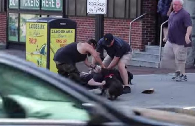 Uznemirujući video: Pitbul napao psa i vlasnicu  (VIDEO)