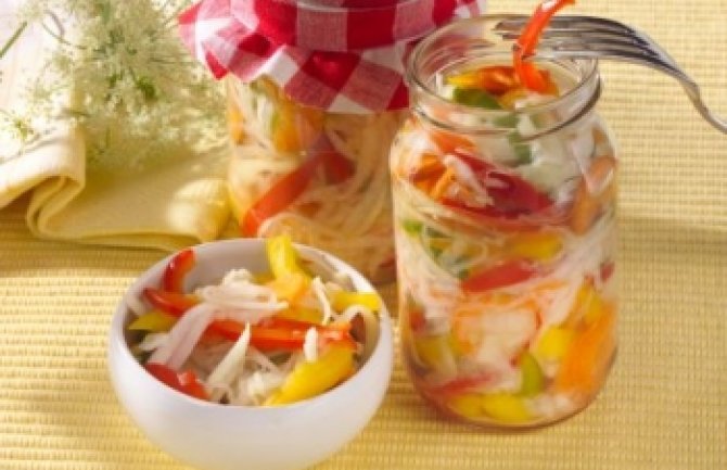 Kisela zimnica:Šarena salata od mješanog povrća u tegli