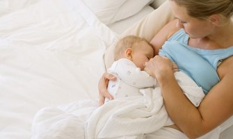 Preporuka SZO: Kovid pozitivne majke mogu da doje