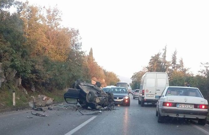 Udes na putu Podgorica-Budva: Auto smrskano završilo na krovu